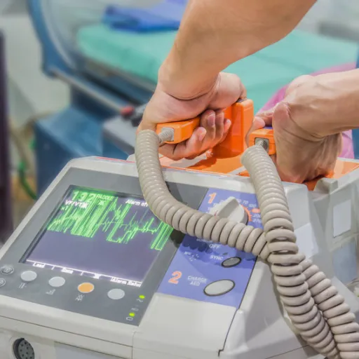 Défibrillateur DAE : rôle, choix du modèle et mise en place