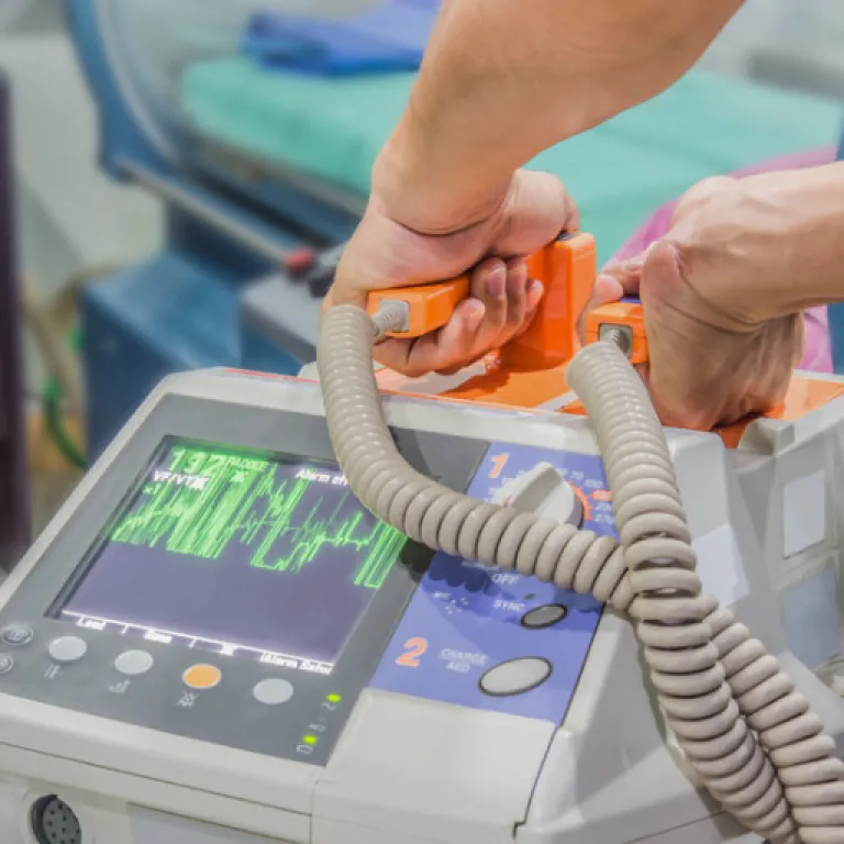 Défibrillateur DAE : rôle, choix du modèle et mise en place